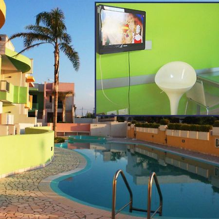 Con Piscina E Garage A 300 M Da Spiaggia E Centro Torre dell'Orso Exterior foto