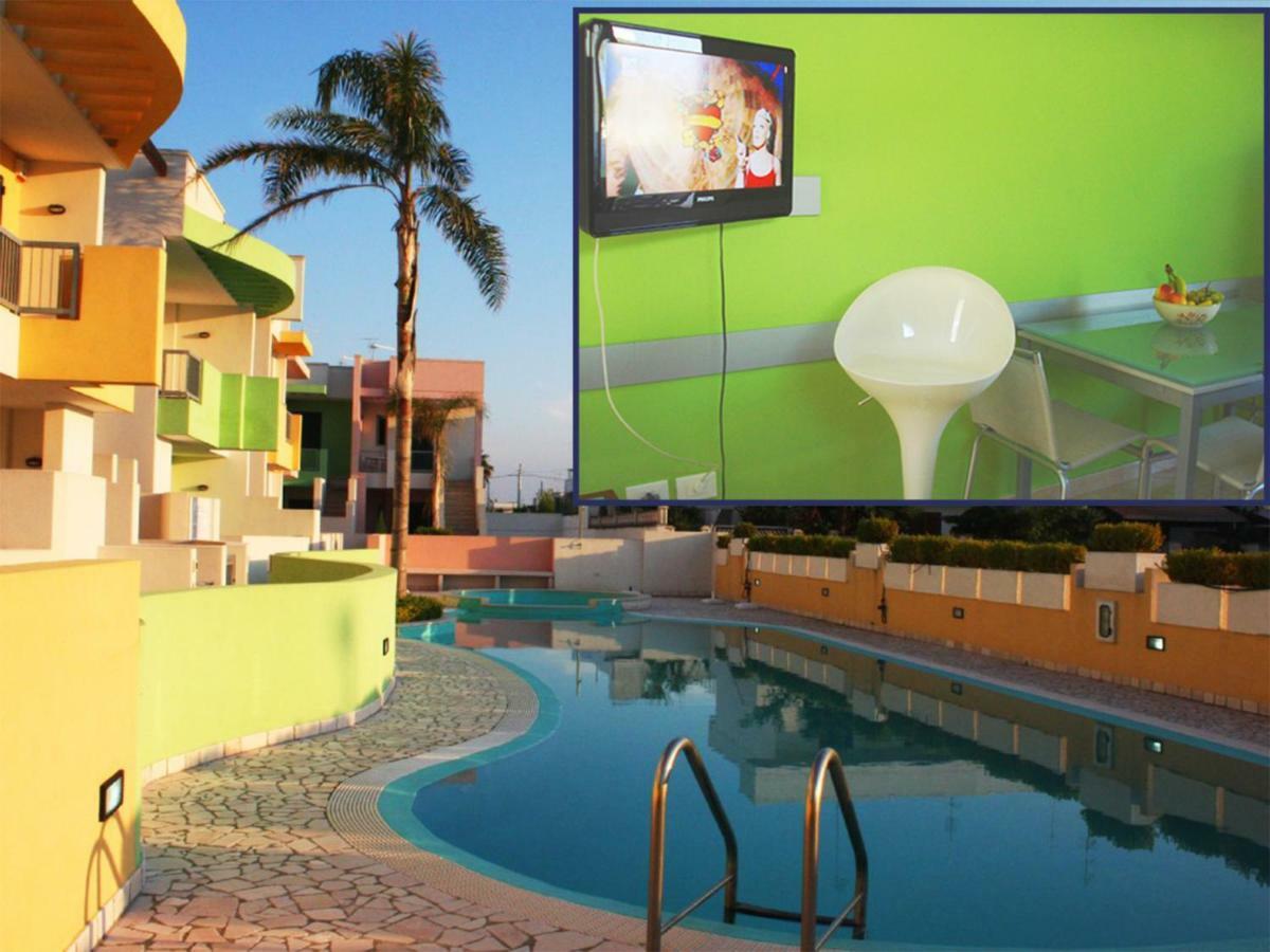 Con Piscina E Garage A 300 M Da Spiaggia E Centro Torre dell'Orso Exterior foto